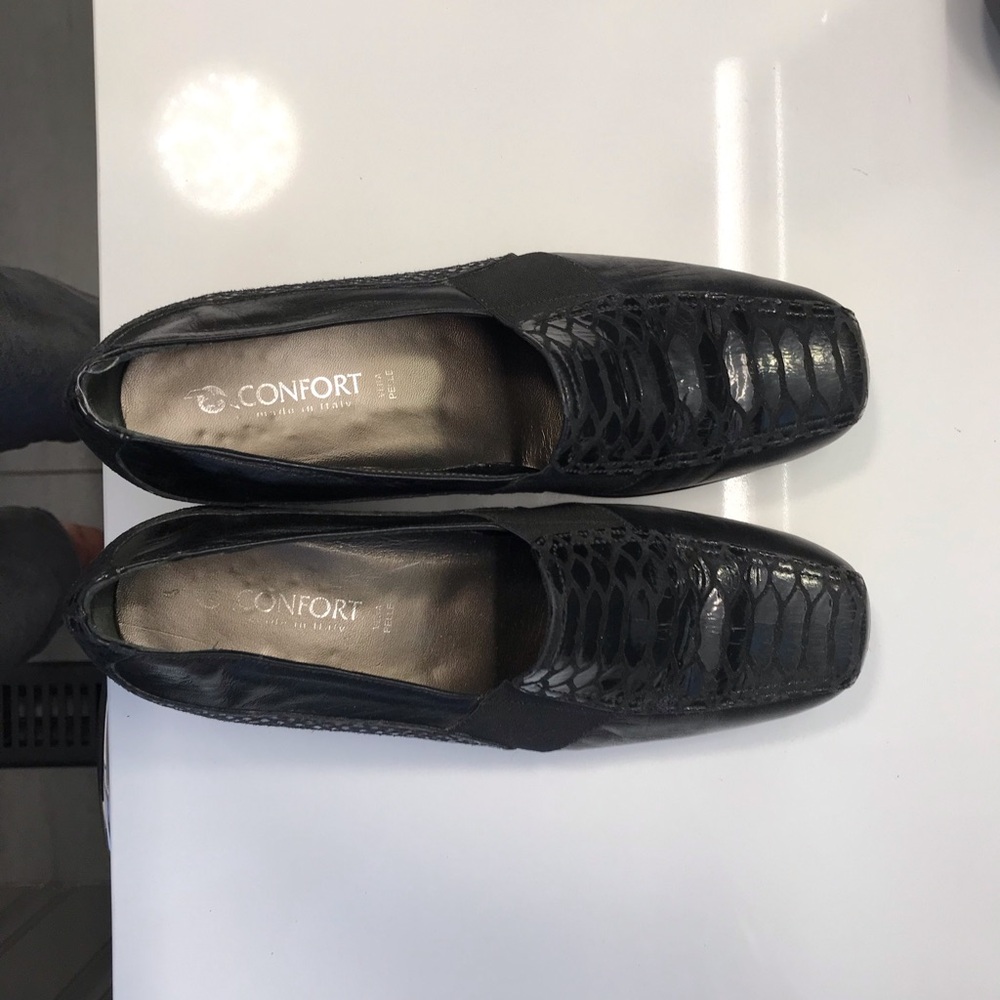 Black Textured Loafers for Women-Never worn- Made in Italy, Italian leather.